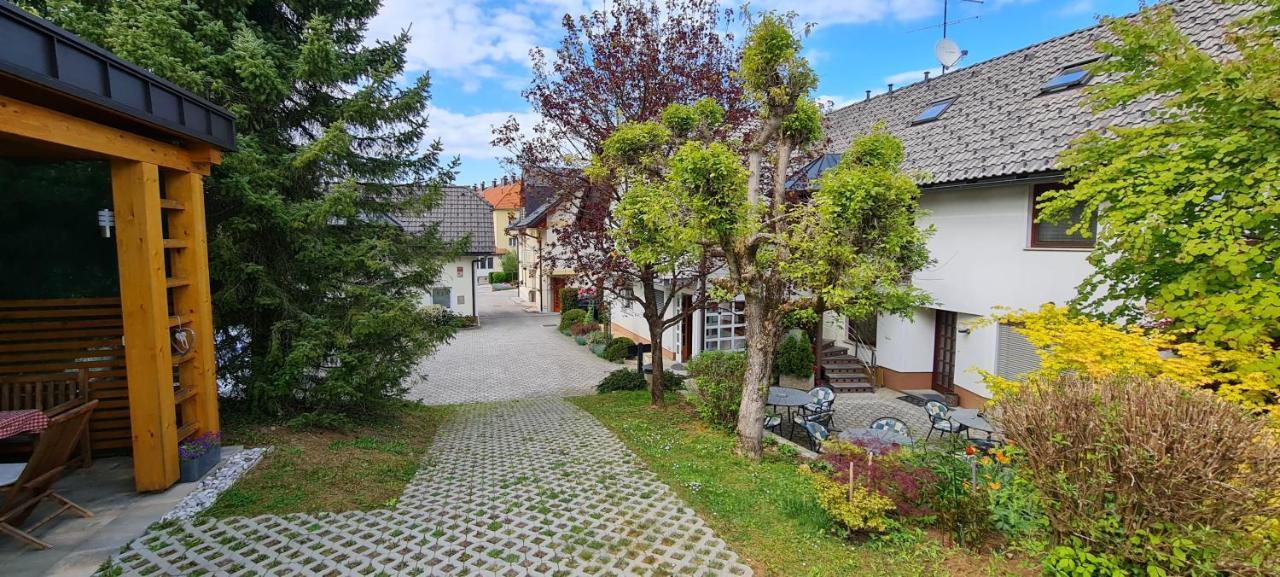 Apartment Sobe Ravbar Novo Mesto Exterior foto