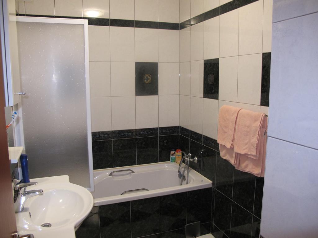 Apartment Sobe Ravbar Novo Mesto Habitación foto