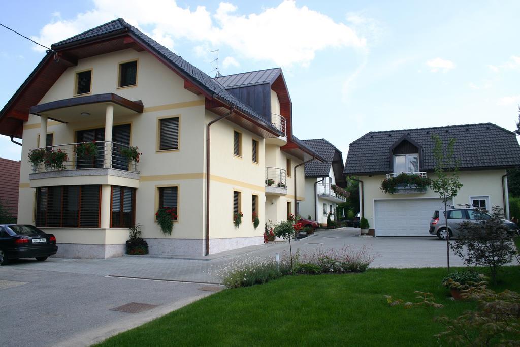 Apartment Sobe Ravbar Novo Mesto Exterior foto